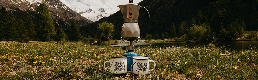 Moka pot percolator voor koffie zetten op het fornuis
