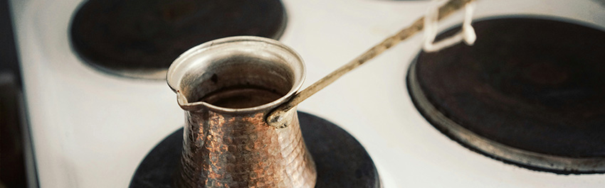 Ibrik cezve voor het zetten van Turkse koffie