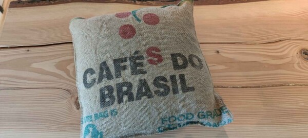 Cojín de yute 40x40 hecho a mano con saco de café